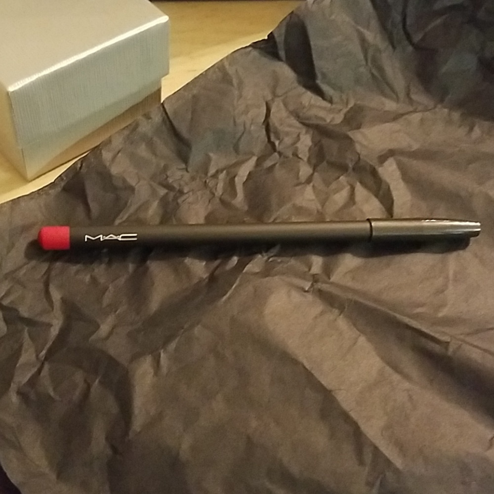 Mac lipliner